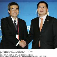 A start: Vice Defense Minister Masanori Nishi (left) and his South Korean counterpart, Baek Seung-joo, meet Wednesday in Seoul | KYODO