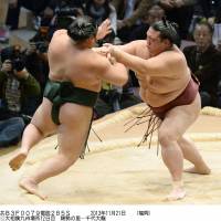 Promotion push: Ozeki Kisenosato (right) beat both yokozuna at the recently concluded Kyushu Grand Sumo Tournament and will be given the chance to join their ranks at the next basho in January. | KYODO