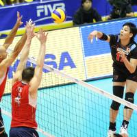 Tough angle: Japan\'s Yu Koshikawa faces the strong defense of American teammates William Priddy (left) and David Lee during Tuesday\'s match in Kyoto | FIVB