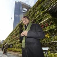 Tadao Ando explains his latest work, a monument of living plants named \"Kibo no Kabe\" (\"Wall of Hope\"), at its public unveiling in the city of Osaka on Tuesday. The renowned architect is leading a project to plant more greenery in Osaka. | KYODO