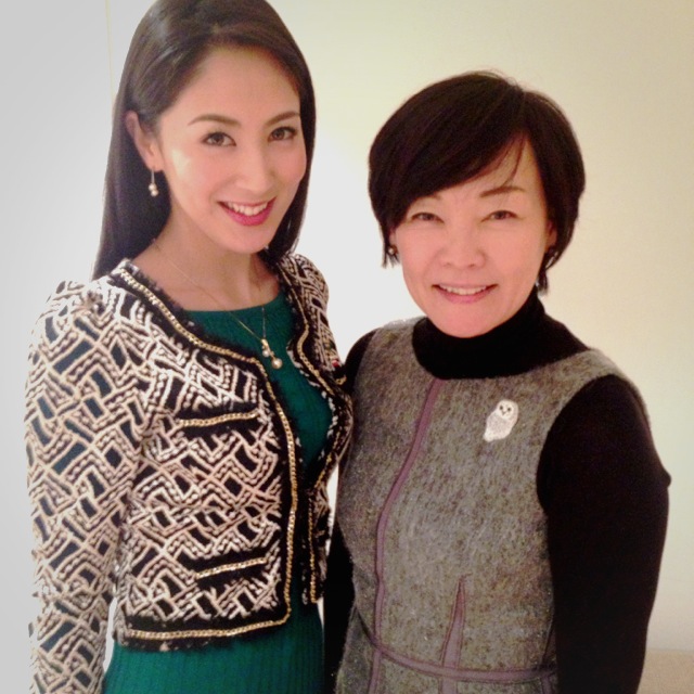 Grievance probed: Ikumi Yoshimatsu (left), 2012 winner of the Miss International contest, meets Akie Abe, Prime Minister Shinzo Abe’s wife, in Tokyo on Wednesday. | IY GLOBAL