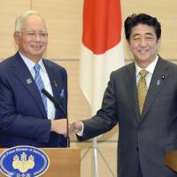 Neighbors: Malaysian Prime Minister Najib Razak and Prime Minister Shinzo Abe hold a joint news conference in Abe\'s official residence Thursday. | POOL