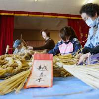 Revival effort: Residents of the disaster-hit Okirai district in the city of Ofunato, Iwate Prefecture, braid local \"shimenawa\" on Nov. 23 for use as New Year\'s ornaments. | KYODO
