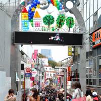 Spend, spend, spend: Tourists, both from around Japan and from overseas, crowd Takeshita-dori, where multitudes of shops are filled with fashion items for young people. | YOSHIAKI MIURA