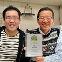 We\'re No. 1: Executives of the Takeshita-dori merchants association &amp;#8212; PR chief Yasuhiro Tsuchida (left) and Chairman Kazuhiro Osozawa &amp;#8212; show off the certificate naming the street Japan\'s No. 1 tourist destination, awarded by the global travel information website TripAdvisor. | YOSHIAKI MIURA