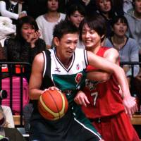 North star: Levanga Hokkaido\'s Takehiko Orimo attacks as Kei Igarashi of the Mitsubishi Electric Diamond Dolphins defends during the NBL All-Star Game at Ota City General Gymnasium on Sunday. | KAZ NAGATSUKA