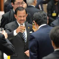 Brunei Sultan Hassanal Bolkiah (second from left) toasts facing Prime Minister Shinzo Abe (third from left) during a luncheon meeting with leaders of ASEAN countries hosted by Keidanren and the Japan Chamber of Commerce and Industry in Tokyo on Saturday. First from right is Keidanren chairman Hiromasa Yonekura who emphasized the importance of Southeast Asian markets. | POOL