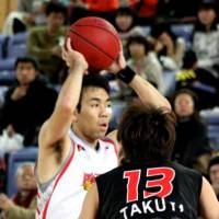 Skilled veteran: Hamamatsu Higashimikawa Phoenix guard Masahiro Oguchi, seen loking to pass in a game against the Osaka Evessa last season, scores 23 points in Sunday\'s 93-75 win over the Shinshu Brave Warriors. | HIROAKI HAYASHI