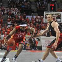 Big weekend: Ex-Phoenix star Wendell White (14), seen in this file photo, scored 76 points over the weekend for the Sendai 89ers, including 39 on Sunday to help the club earn a series split against the host Bambitious Nara. | YOSHIAKI MIURA