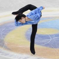 This is how it\'s done: Yuzuru Hanyu performs during the men\'s short program at the Grand Prix Final on Thursday in Fukuoka. Hanyu set a world record with a score of 99.84. | AFP-JIJI