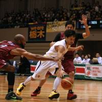 The Captain: Brex star Yuta Tabuse drives down the lane during Sunday\'s game against the Brave Thunders. | KAZ NAGATSUKA PHOTO