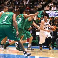 Starring role: Aisin\'s Kosuke Kanamaru scores 21 points in the SeaHorses\' 78-76 win over Toyota Motors Alvark on Friday night. | KAZ NAGATSUKA