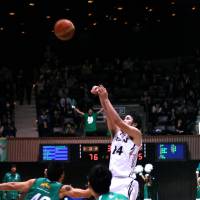 Final act: Aisin\'s Kosuke Kanamaru launches the game-winning 3-pointer against Toyota Motors on Friday night. The shot sailed through the net with 1.4 seconds remaining. | KAZ NAGATSUKA