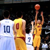 Here it comes: Hokuriku  High School point guard Kishin Kakiuchi takes a jump shot during  Friday\'s game against Keihoku High School in the boys quarterfinals of  the All-Japan High School Tournament in Tokyo. Keihoku defeated Hokuriku 93-77. | KAZ NAGATSUKA