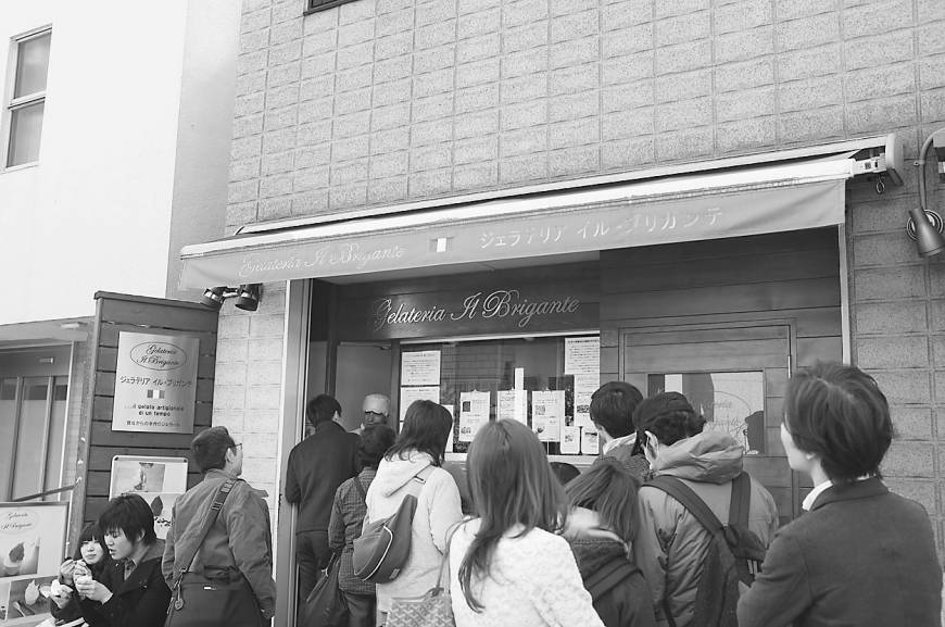 Mario Gelateria Chilled thrills: Winter is a tough time for the ice-cream, gelato and kakigōri businesses. But as lines of coated customers at Kamakura's Gelateria il Brigante above prove, a focus on quality can help.