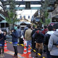 A long line of visitors snakes out of Yushima Tenjin Shrine on the first morning of 2014. | YOSHIAKI MIURA