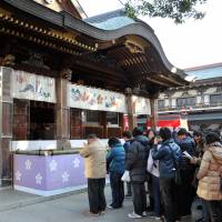 Visitors wait until they reach the shrine entrance before making prayers for the new year.  | YOSHIAKI MIURA