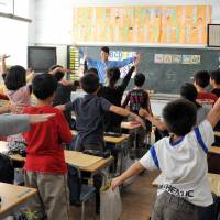 Get active: An assistant language teacher (ALT) joins an English lesson at Koyamadai Elementary School in Tokyo. | YOSHIAKI MIURA