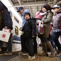 Homeward bound: Lines of people at JR Shin-Osaka Station board a bullet train crammed with holidaymakers returning home Saturday after the New Year\'s holiday period. | KYODO