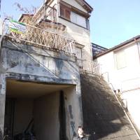 A run-down property in Adachi Ward, Tokyo, is seen soon after its wall tiles came off and shattered on the pavement in March 2010, triggering the ward to introduce an ordinance in 2011 urging owners of old homes to demolish them. | ADACHI WARD OFFICE
