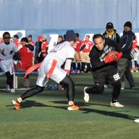Final tally: Keio University (white) beat Kobe University 20-0 in the final of the Huddle Bowl on Sunday at Yokohama Stadium. | HIROSHI IKEZAWA