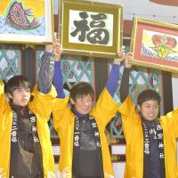 Seiki Kyoda (center), a 19-year-old student at Doshisha University, poses Friday at Nishinomiya Shrine in Hyogo Prefecture after winning the annual \"Lucky Men\" foot race. The shrine deemed him \"fuku-otoko\" (year\'s luckiest man). About 5,000 runners took part in Friday\'s race. | KYODO