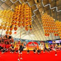 Light entertainment: An Akita lamp display entertains visitors to Furusato Matsuri 2012. | SATOKO KAWASAKI