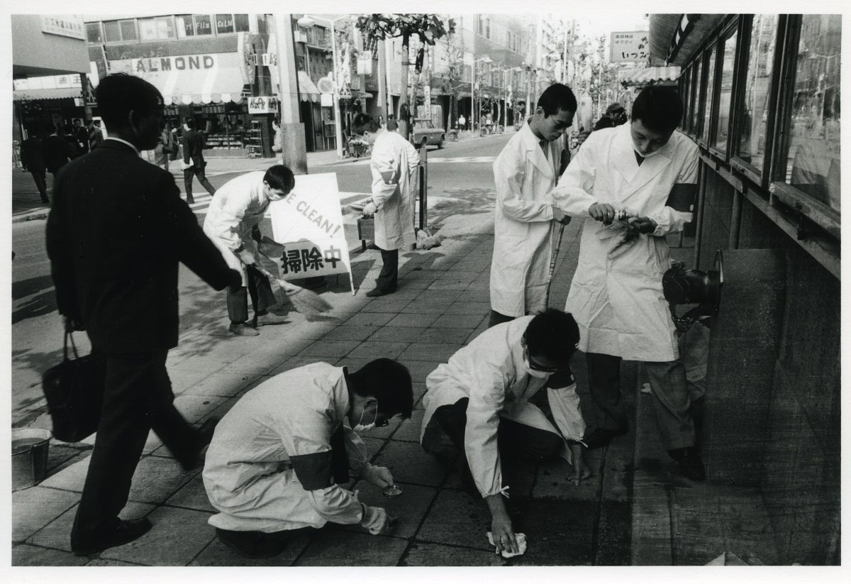 Unsullied humor: 'Cleaning Event (Be Clean! Campaign to Promote Cleanliness and Order in the Metropolitan Area)' (1964) | &#169; HIRATA MINORU