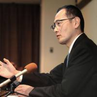 Lecture: Scientist Shinya Yamanaka holds a news conference in Kyoto on Monday. | KYODO