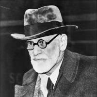 Austrian psychoanalyst Sigmund Freud arrives in Paris from Vienna on on Aug. 5, 1938. | AFP-JIJI