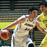 Making a contribution: Aisin\'s Kosuke Kanamaru scored 16 points to help the SeaHorses beat the Sunrockers 84-74 on Sunday. | KAZ NAGATSUKA