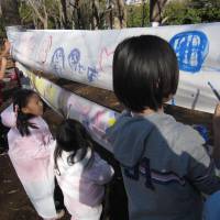 Nonprofit organization Yumeshokunin takes drawing outside for Kiba Playpark at Kiba Park in Tokyo. |  KAORI SHOJI