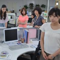 Suspicious minds: The colleagues of a mousy office worker (Mao Inoue) spread salacious gossip about her following the murder of a colleague in \"Shirayuki Hime Satsujin Jiken.\" | &#169; 2014 \"SHIRAYUKIHIME SATSUJIN JIKEN\" SEISAKU IINKAI &#169; KANAE MINATO/SHUEISHA