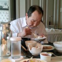 Iwao Hakamada eats breakfast at a Tokyo hotel Friday. | KYODO