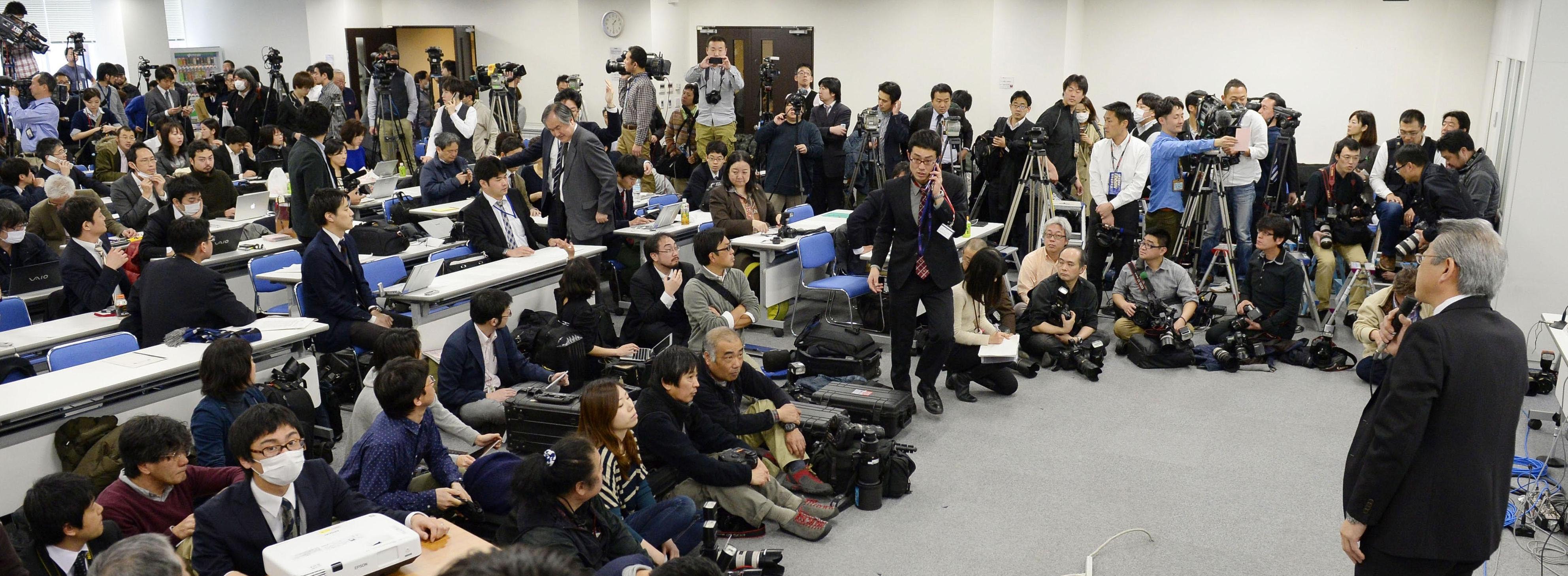 An official of the government-affiliated Riken institute outlines how a highly anticipated news conference would proceed Friday in Tokyo before Riken executives released an interim report on an investigation into alleged irregularities in papers on potentially groundbreaking stem cell research. | KYODO