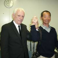Dolphin activist and former Flipper trainer Ric O’Barry joins hands Friday with his former rival, ex-dolphin hunter Izumi Ishii, as they team up for a joint presentation to a group of Japanese and foreign residents at Temple University in Tokyo. Japanese ex-dolphin hunter says slaughter is not centuries-old tradition