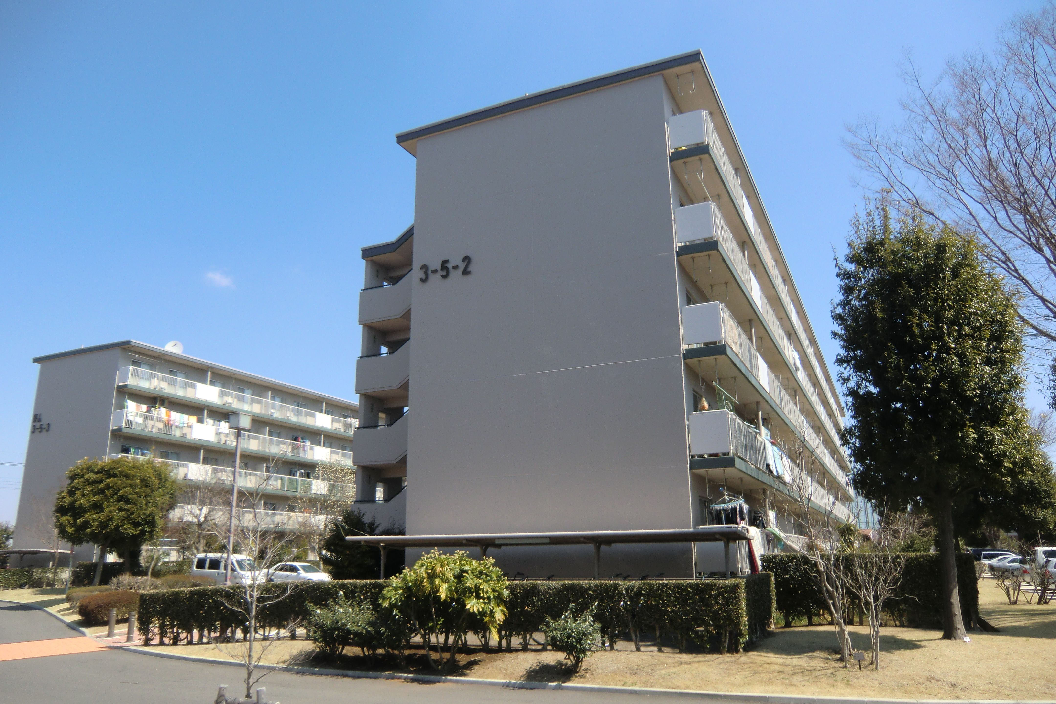 Not long now: These condos in Chiba Prefecture were built in 1988 by the Japan Housing Corporation, which means that, according to government projections, they are 'due' to be rebuilt by 2028. | PHILIP BRASOR