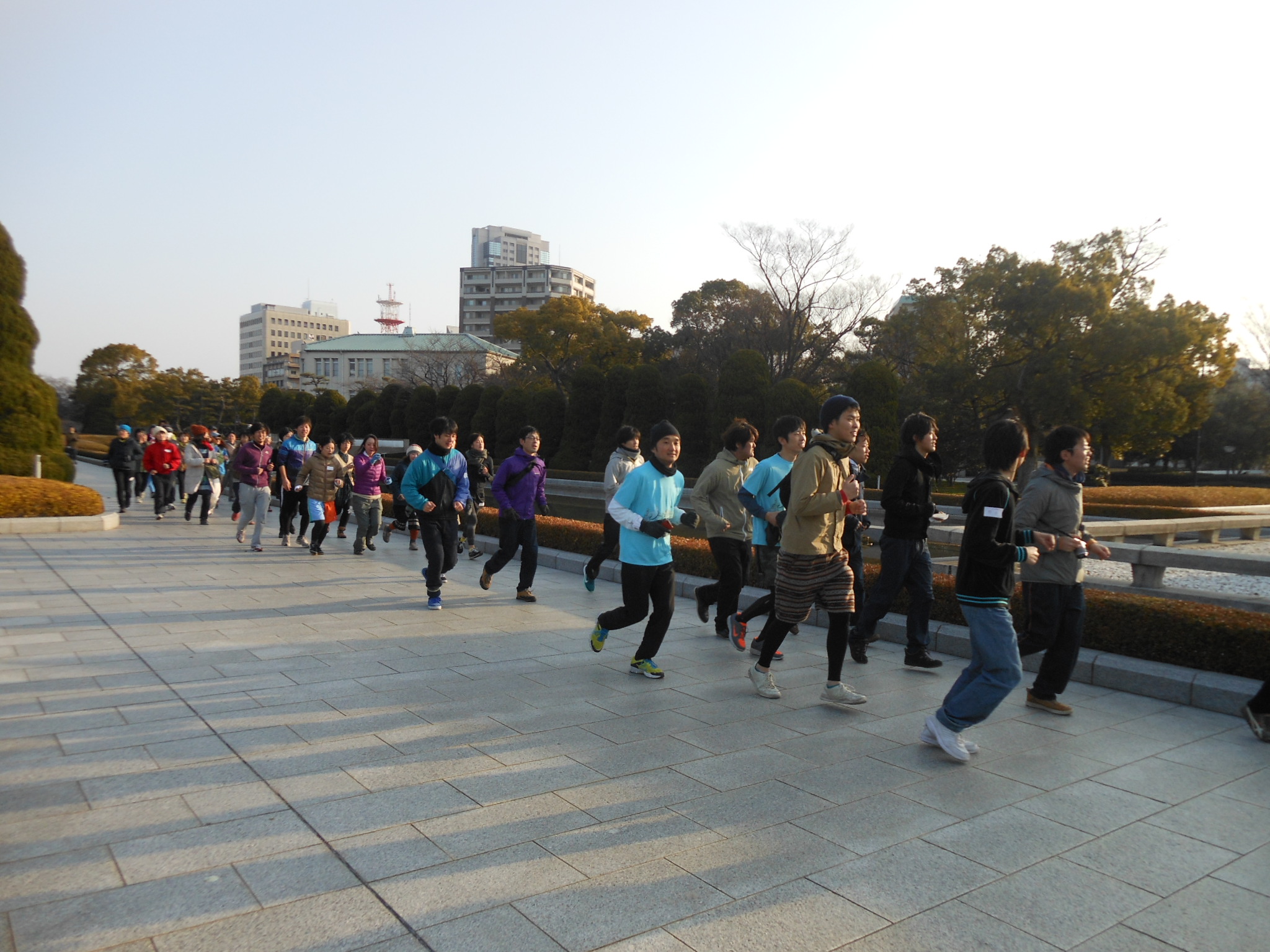 Culture run: A city observation jogging event (Feb. 16) by Atelier Bow Wow's Momoyo Kaijima and Yoshiharu Tsukamoto proves popular with locals. | PHOTO COURTESY OF HIROSHIMA MUSEUM OF CONTEMPORARY ART