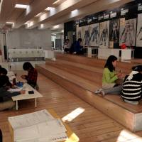 Students make use of the innovative learning environment at Mihama Utase. | RYOKO KURAKAZU