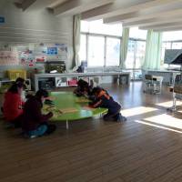 Learning space: At Mihama Utase Elementary School in Chiba, a classroom that was left vacant has been reconfigured into a more inviting place to study. | RYOKO KURAKAZU