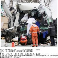 Police probe what originally was the front of an overnight bus Monday after it rammed two parked trucks at a rest area along the Hokuriku Expressway in Oyabe, Toyama Prefecture. | KYODO