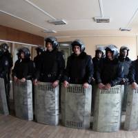 Riot police stand guard inside the regional state administration building in the eastern industrial city of Donetsk on Tuesday, a day after it was occupied by some 300 pro-Russian demonstrators. | AFP-JIJI