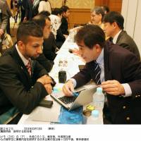 Personnel representatives from Japanese companies talk with Saudi Arabian students at a job fair organized by the Saudi Arabian Embassy in Tokyo Thursday. It is rare for an embassy to help its own citizens find jobs while they are in Japan. | KYODO