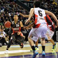 The streak is over: Point guard Narito Namizato (37), seen in a file photo from last season\'s All-Star Game, and the Ryukyu Golden Kings saw their 22-game home winning streak snapped on Sunday in an 81-69 defeat to the Oita HeatDevils. | YOSHIAKI MIURA