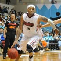 Leadership presence: Nara guard Joe Chapman, seen driving on Kyoto\'s David Palmer in a recent game, has been a veteran mentor for the first-year franchise. | COURTESY PHOTO