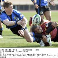 Through the pain barrier: Panasonic fly half Berrick Barnes (left) makes a pass during the Wild Knights\' 30-21 win over Toshiba Brave Lupus in the final of the All-Japan Championship at National Stadium on Sunday. | KYODO
