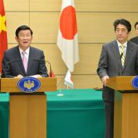 Vietnamese President Truong Tan Sang and Prime Minister Shinzo Abe deliver a joint statement after a signing ceremony for development assistance in Tokyo on Tuesday. | AFP-JIJI