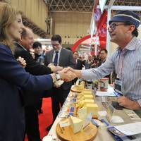 U.S. Ambassador Caroline Kennedy talks with David Gremmels, owner and cheese-maker of Rogue Creamery from Oregon, at the Foodex Japan exhibition at Makuhari Messe in Chiba Prefecture on Tuesday. Asia\'s largest food trade show, featuring 2,808 companies from 78 countries and regions, will run through Friday. | YOSHIAKI MIURA