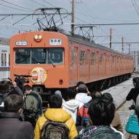 Fans flock to see the cars of the 101 train series during the model\'s last run Sunday between Chichibu and Kumagaya stations in Saitama Prefecture. The same model has been used for decades across the Tokyo Metropolitan area since its 1957 introduction by Japanese National Railways, predecessor to the JR Group. | KYODO