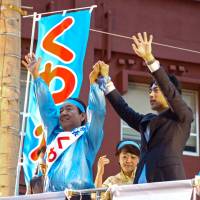 LDP lawmaker Shinjiro Koizumi stumps for candidate Sachi Kuwae Sunday during the Okinawa mayoral election. | KYODO